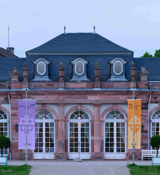 Fahnen der Schwetzinger Festspiele vor dem Zirkelsaal | © Schwetzinger SWR Festspiele gGmbH