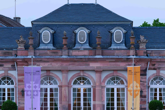 Fahnen der Schwetzinger Festspiele vor dem Zirkelsaal | © Schwetzinger SWR Festspiele gGmbH