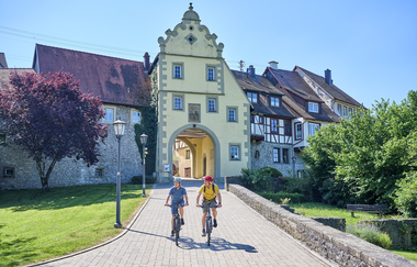Radfahrende am Würzburger Tor in Forchtenberg | © Touristikgemeinschaft Hohenlohe e. V. | Florian Trykowski