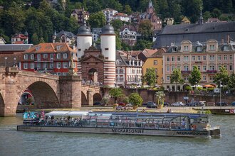 Solarschiff auf dem Neckar mit der Alten Brücke und Altstadt im Hintergrund | © Heidelberg Marketing GmbH / Mende