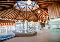 Lichtdurchfluteter Innenbereich des Solebades Niedernhall mit Solebad-Schwimmbecken | © Touristikgemeinschaft Hohenlohe e.V. | Stadt Niedernhall