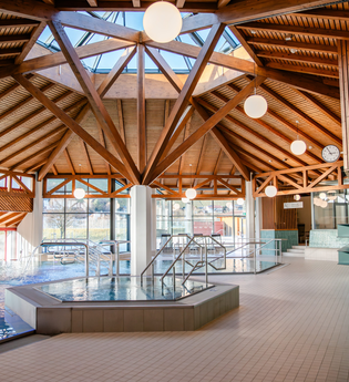 Lichtdurchfluteter Innenbereich des Solebades Niedernhall mit Solebad-Schwimmbecken | © Touristikgemeinschaft Hohenlohe e.V. | Stadt Niedernhall