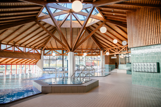 Lichtdurchfluteter Innenbereich des Solebades Niedernhall mit Solebad-Schwimmbecken | © Touristikgemeinschaft Hohenlohe e.V. | Stadt Niedernhall