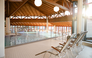 Innenbereich mit Schwimmbecken und Liegen beim Solebad Niedernhall | © Touristikgemeinschaft Hohenlohe e.V. | Stadt Niedernhall