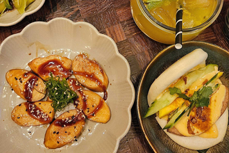 Veganer Teller mit Teigtaschen, Bao Bun und Getränk. | © SMG