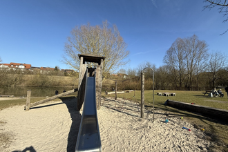 Spielplatz mit Sitzgelegenheiten  Rückhaltebecken Seebach in Rot am See_JuheTour | © Hohenlohe + Schwäbisch Hall Tourismus e. V.