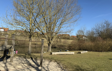 Spielplatz mit Sitzgelegenheiten  Rückhaltebecken Seebach in Rot am See_JuheTour_02 | © Hohenlohe + Schwäbisch Hall Tourismus e. V.