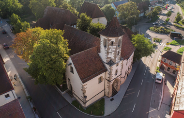 Das Bild zeigt eine Kirche aus der Luftperspektive an einer Straßenecke | © Stadtverwaltung Crailsheim