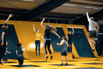 Menschengruppe in der Sprungbude beim Springen | © Sprungbude Heidelberg GmbH