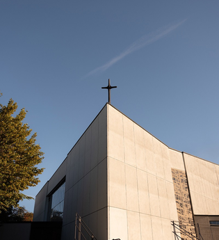 Zu sehen ist das Kirchengebäude der St. Bonifatiuskirche in Crailsheim, präsent im Bild ist das erhabene Kreuz auf dem Gebäude. | © Stadtverwaltung Crailsheim
