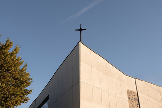 Zu sehen ist das Kirchengebäude der St. Bonifatiuskirche in Crailsheim, präsent im Bild ist das erhabene Kreuz auf dem Gebäude. | © Stadtverwaltung Crailsheim