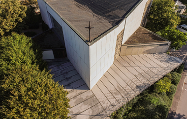 Zu sehen ist ein Kirchengebäude von oben, präsent an der Ecke ist ein Kreuz. | © Stadtverwaltung Crailsheim