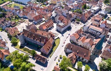 Luftbild der Innenstadt von Gaildorf mit historischen Gebäuden und einem Turm. | © Stadt Gaildorf