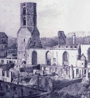 Historisches Foto der Stadtkirche Gaildorf und umliegender Gebäude nach dem Stadtbrand von 1868. | © Kirchenbezirk Gaildorf