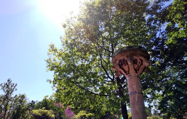 Der historische Geißenbrunnen im Weinheimer Stadtgarten. | © Tourist Information Weinheim