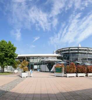Vorderansicht der Stadthalle Hockenheim mit Vorplatz | © Stadtverwaltung Hockenheim
