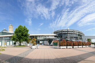Vorderansicht der Stadthalle Hockenheim mit Vorplatz | © Stadtverwaltung Hockenheim