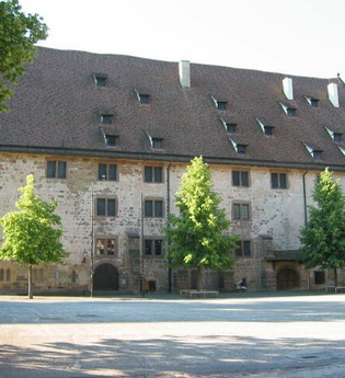 Historisches Sandsteingebäude im Klosterhof | © Stadt Maulbronn