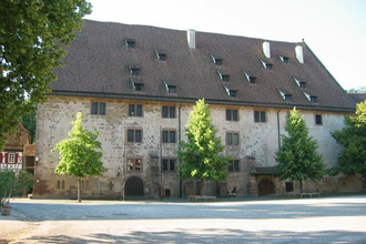 Historisches Sandsteingebäude im Klosterhof | © Stadt Maulbronn