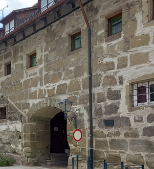 Historische Stadtmauer in Gaildorf mit Torbogen und kleinen Fenstern. | © Petra Natzkowski
