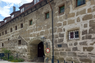 Historische Stadtmauer in Gaildorf mit Torbogen und kleinen Fenstern. | © Petra Natzkowski
