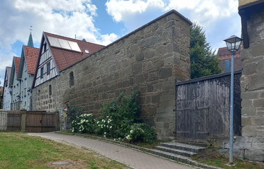 Stadtmauer in Gaildorf mit Fachwerkhäusern im Hintergrund. | © Petra Natzkowski