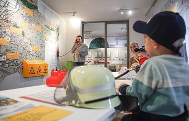 Kinder am interaktiven Stadtplan der Blaulichtausstellung | © Stadtmuseum Neckarsulm