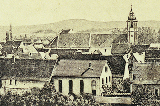 Historischer Blick auf die ehem. jüdische Synagoge Sinsheim mit Kirche im Hintergrund | © Unbekannt