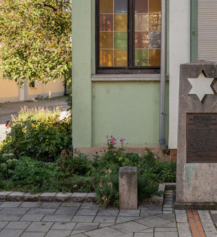 Zu sehen ist eine Gedenkstätte mit einem Stern vor einem Haus | © Stadverwaltung Crailsheim