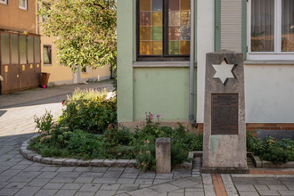 Zu sehen ist eine Gedenkstätte mit einem Stern vor einem Haus | © Stadverwaltung Crailsheim