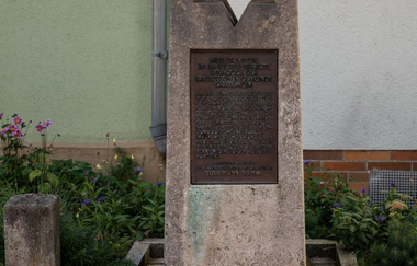 Das Bild zeigt eine Stele mit einem ausgehöhlten Stern aus Stein | © Stadtverwaltung Crailsheim