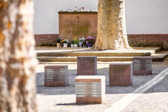 Platz mit Gedenkstein und Sandsteinwürfel Nahaufnahme | © Heidelberg Marketing GmbH