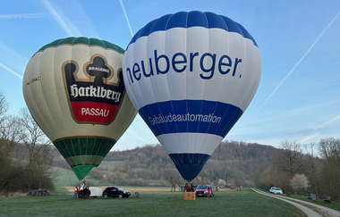 Zwei Heißluftballons werden startklar gemacht zum Rundflug | © Tourristikgemeinschaft Hohenlohe | Alexander Boesel