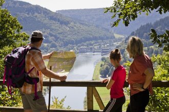 Wanderer stehen am Geländer an der Teufelskanzel, im Hintergrund sieht man den Neckar und die Schleuse | © Andreas Held