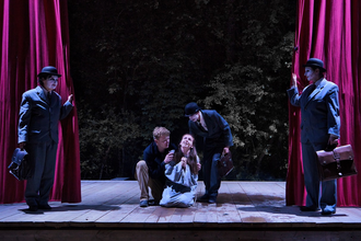 Auf der Bühne spielen die Schauspieler Faust 1 | © Touristikgemeinschaft Hohenlohe e. V.  | Theater im Fluss e. V., Frank Hellinger