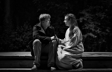 Ein Paar sitzt sich gegenüber | © Touristikgemeinschaft Hohenlohe e. V.  | Theater im Fluss e. V., Frank Hellinger