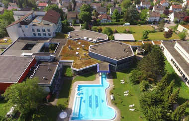 Soelbad mit Außenbecken, Tiefgarage und Hotel am Rosengarten von oben | © Stadt Bad Wimpfen