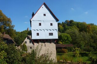 Blick auf das Topplerschlösschen in Rothenburg o.d.T. Ein kleines Häuschen steht auf einem alten Turm als Sockel. | © Tourismus Service Rothenburg