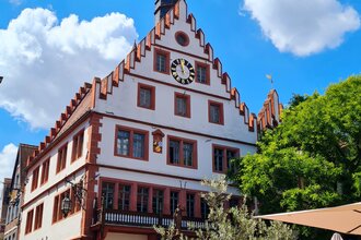 Altes Rathaus am Marktplatz mit Glockenturm und Bäumen | © Cornelia Eicher
