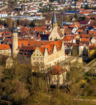 Blick vom Hügel auf das Schloss und die Stadt Weikersheim herunter. | © Liebliches Taubertal