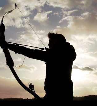 Ein Bogenschießer steht im Abendlicht | © Touristikgemeinschaft Hohenlohe e. V. |  Bogenurlaub Hohenlohe