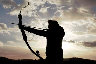 Ein Bogenschießer steht im Abendlicht | © Touristikgemeinschaft Hohenlohe e. V. |  Bogenurlaub Hohenlohe