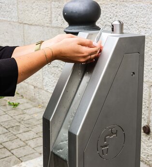 Frau formt Hände zu einer Schale und hält diese unter den Wasserhahn | © Stadtverwaltung Crailsheim