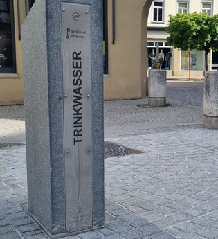 Kostenloses Trinkwasser am Brunnen | © Touristikgemeinschaft Hohenlohe e. V. | Stadt Öhringen