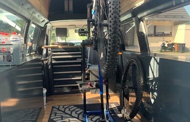 Uncle Bike deine mobile Fahrradwerkstatt Bus Innenansicht