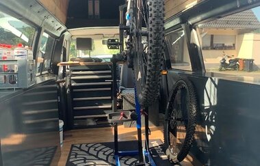 Uncle Bike deine mobile Fahrradwerkstatt Bus Innenansicht