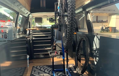 Uncle Bike deine mobile Fahrradwerkstatt Bus Innenansicht