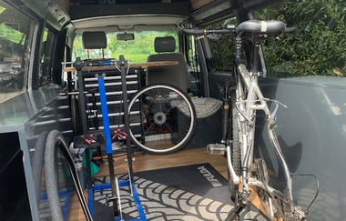 Uncle Bike deine mobile Fahrradwerkstatt Bus Innenansicht Rennrad