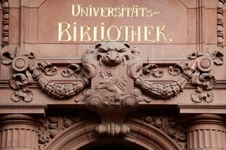 Schriftzug Universitätsbibliothek über der Eingangstür | © Heidelberg Marketing GmbH