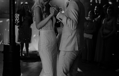 Brautpaar auf der Tanzfläche in schwarzweiss | © Rottmann